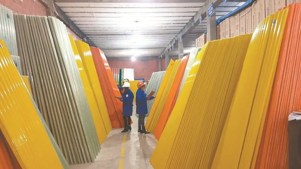 Trabajadores realizan un control a la producción de calaminas. Foto: Cóndor