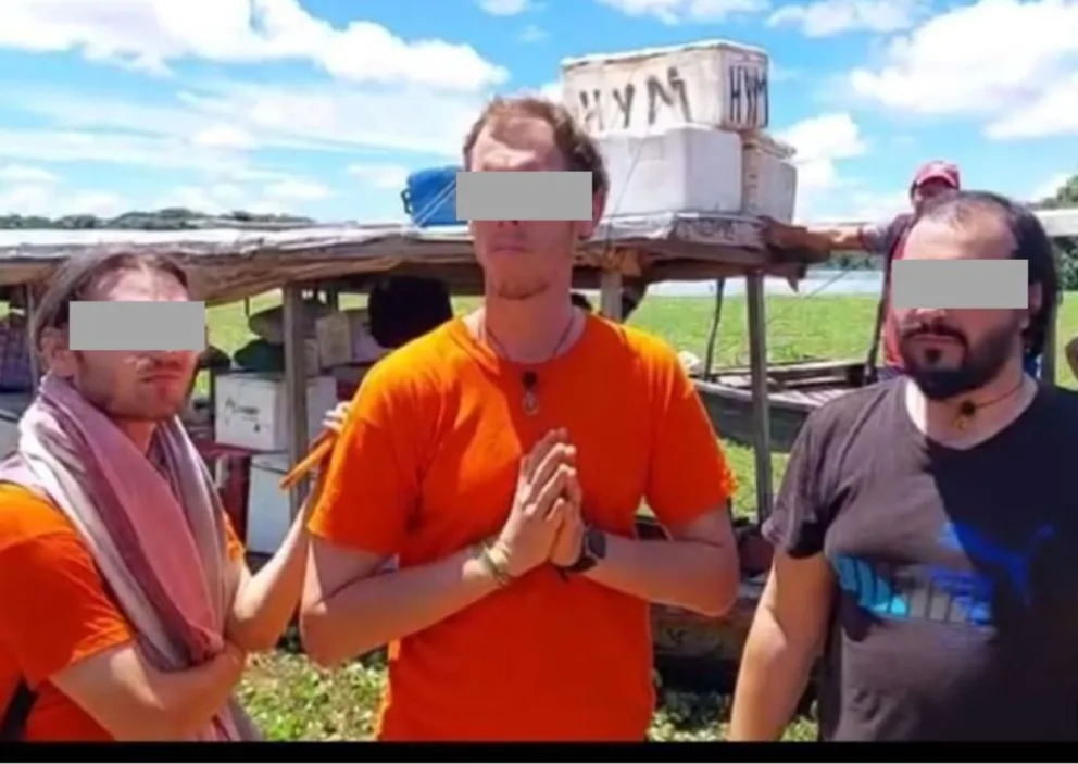 Los tres ciudadanos irlandeses que fueron expulsados del país. Foto: El Deber