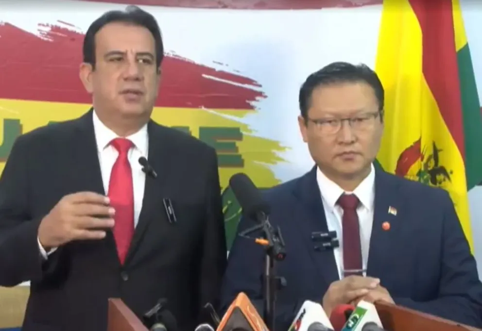  Jaime Soliz  junto a Chi Hyun Chung en el anuncio de este lunes. Foto: Captura de video