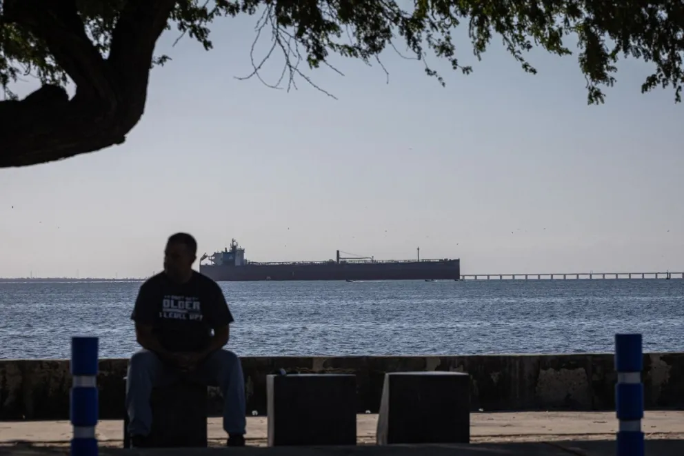 Un buque carguero de petróleo en el lago de Maracaibo (Venezuela). Foto: EFE (Archivo)