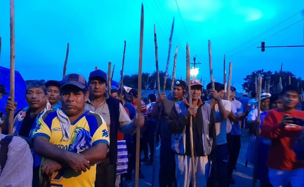 Afines a Evo Morales, armados de palos, hacen vigilia para evitar la aprehensión de su líder, en el Trópico de Cochabamba. Foto: RKC