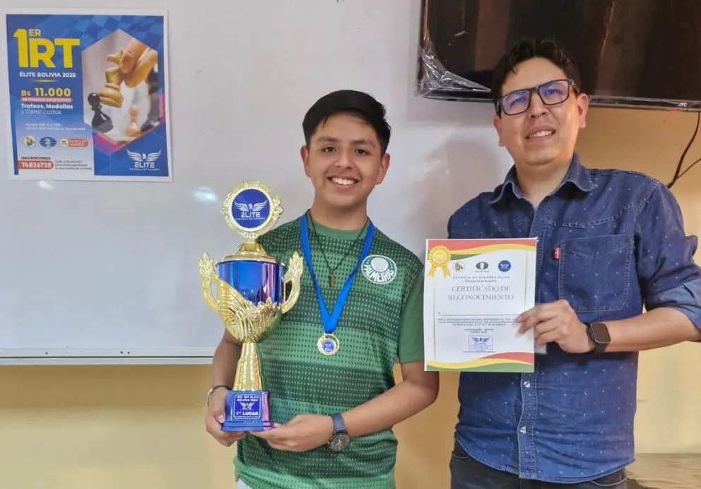 Ticona (de verde) con su trofeo de campeón. Foto: Federación Boliviana de Ajedrez.