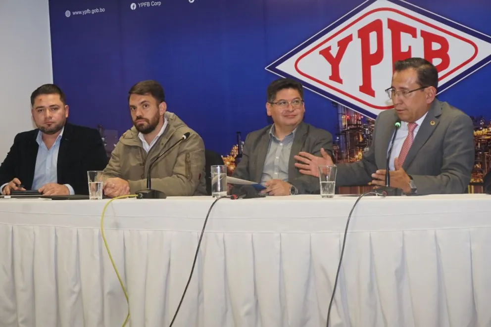 La reunión de este lunes entre el Gobierno y el Comité Multisectorial en instalaciones de YPFB. Foto: APG