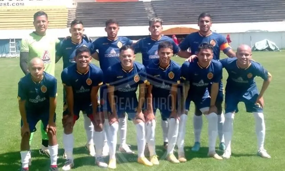 Formación inicial de Totora Real Oruro en el partido de este lunes en Achumani. Foto: Totora Real Oruro.