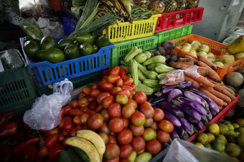 Fotografía de archivo de un puesto de venta de frutas y vegetales, en un mercado. Foto: EFE