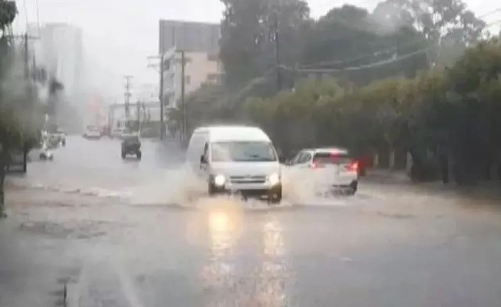 Vehículos transitan en plena lluvia. Foto: RRSS (Archivo)