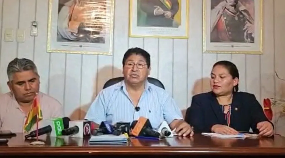 El viceministro de Defensa Civil, Juan Carlos Calvimontes, (centro), brinda conferencia de prensa. Foto: captura