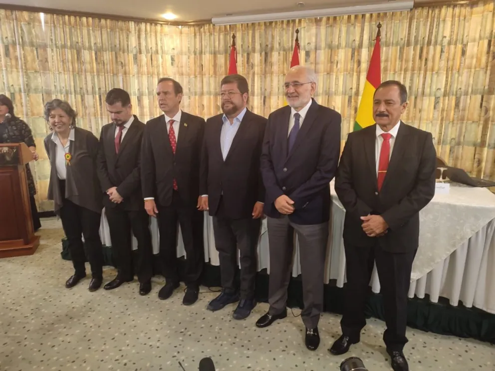 De izquierda a derecha: Amparo Ballivián, Efraín Suárez, Tuto Quiroga, Samuel Doria Medina, Carlos Mesa y Vicente Cuéllar. Foto: Paulo Lizárraga A. / Visión 360