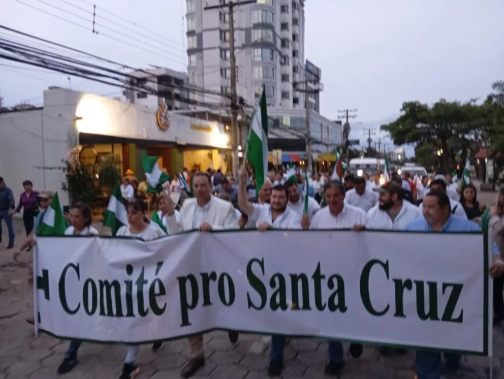 Cívicos cruceños lideran la marcha en Santa Cruz. Foto: El Deber