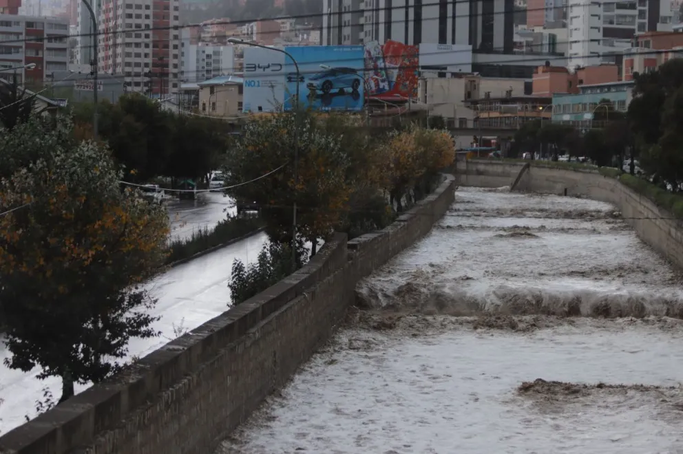 Uno de los ríos de La Paz que aumentó sus aguas tras la lluvia de esta tarde. Foto: APG