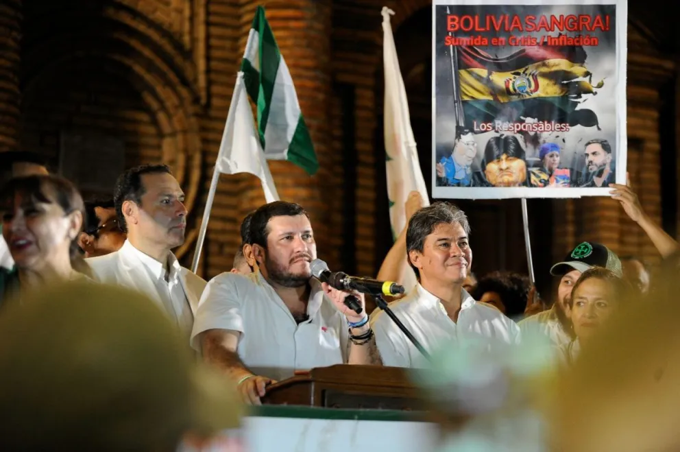 Los cívicos, durante el mitin de concentración en la plaza 24 de Septiembre de Santa Cruz. Foto: APG