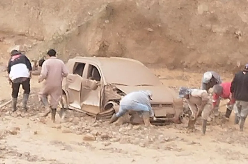 Los vecinos intentan sacar al coche. Foto: Junta de vecinos de Mecapaca