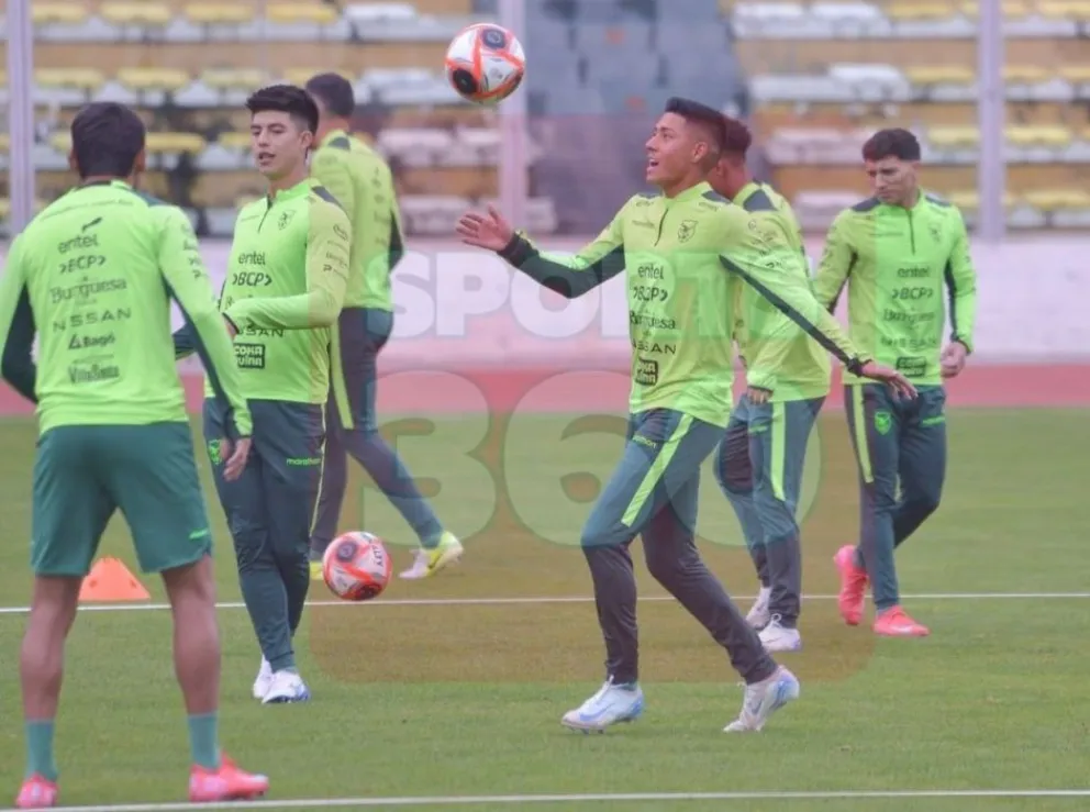 Ramiro Vaca (centro) trata de dominar la pelota en el cierre de prácticas de la Selección en el estadio Siles. Foto: Marka Registrada