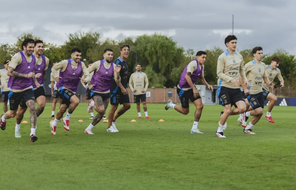 El cierre de entrenamientos de la selección argentina. Existe buen ambiente antes de jugar con Brasil. Foto: AFA