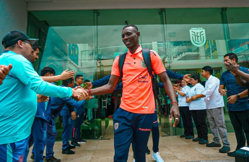 Jugadores de Ecuador se despiden de sus hinchas antes de viajar a Chile. Foto: La Tri
