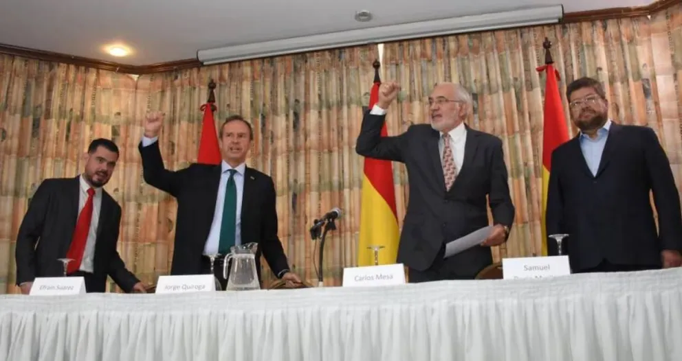 Los expresidentesy un representante de Luis Fernando Camacho en el anuncio del acuerdo en diciembre de 2024. Foto: APG