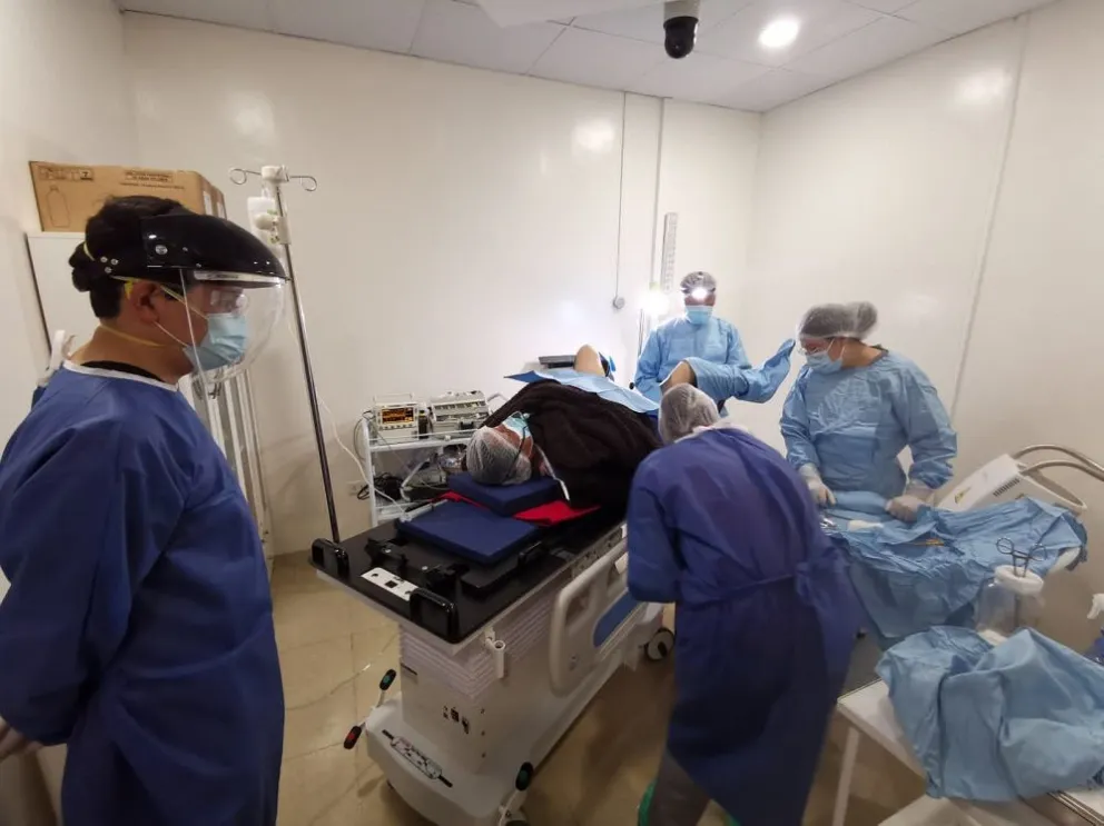 Personal médico en la atención de una paciente para el tratamiento de cáncer de cuello uterino. Foto: Oncoservice
