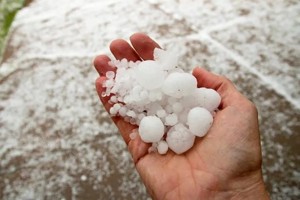 Una imagen de los granizos que cayeron este lunes en La Paz. Foto: AMUN