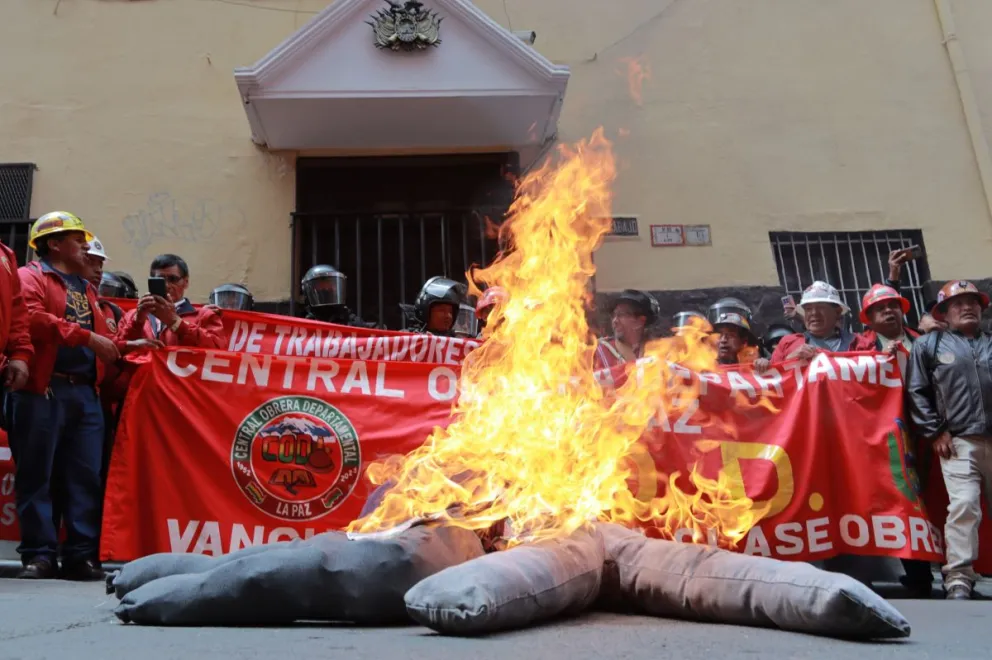Trabajadores fabriles en las puertas del Ministerio de Trabajo, este martes. Fotos: APG