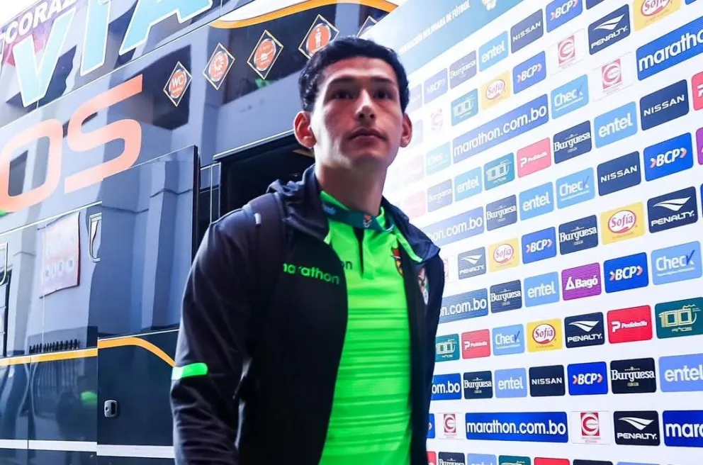 El delantero Víctor Ábrego llega al estadio de Villa Ingenio. Foto: FBF