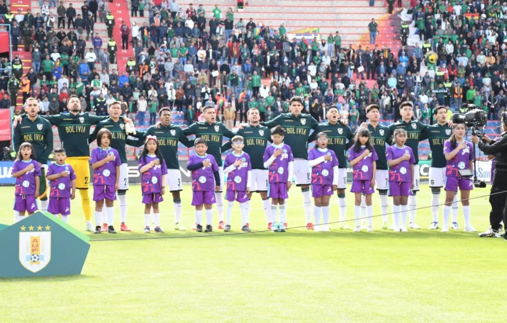 Los jugadores de la Verde con su indumentaria de presentación. Foto: Agencia Marka Registrada,