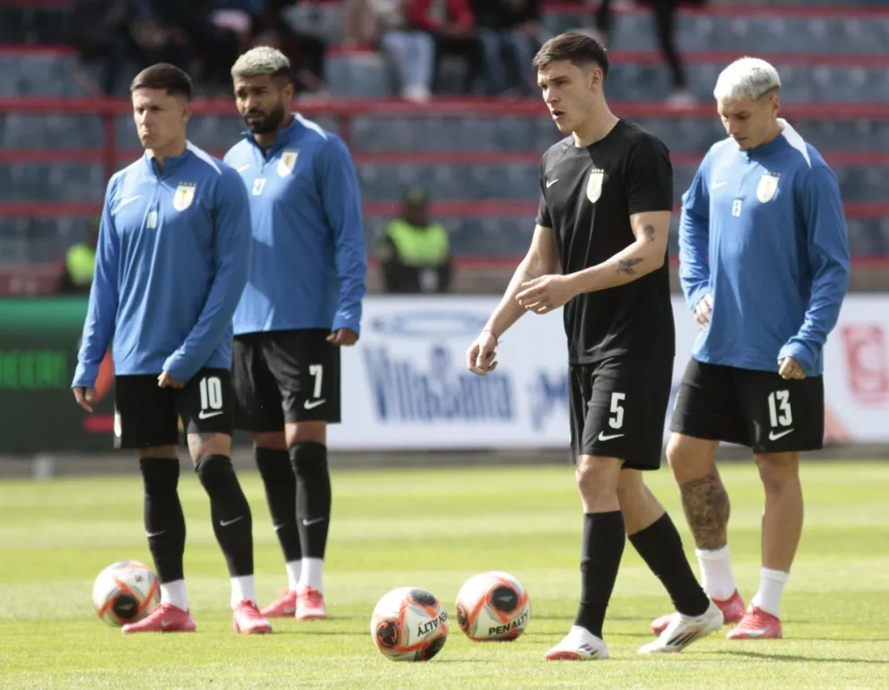 Manuel Ugarte (5) junto a sus compañeros Brian Rodríguez (10), Rodrigo Aguirre (7) y Guillermo Varela. Foto. Marka Registrada