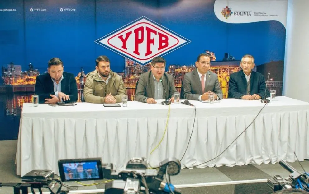 Ministros y representantes del Comité Multisectorial, en la reunión de ayer, lunes. Foto: Ministerio de Economía