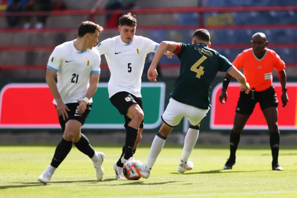 Haquín (der.) marca al uruguayo Ugarte (5). Foto: Conmebol.