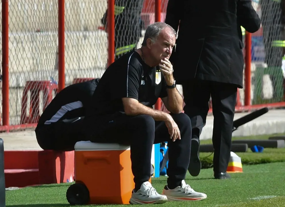 Marcelo Bielsa en su habitual postura al borde del campo de juego. Foto: APG