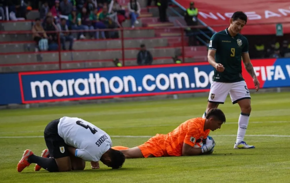 El arquero Rochet se queda con el balón y Ábrego lamenta la ocasión perdida. Foto: APG.