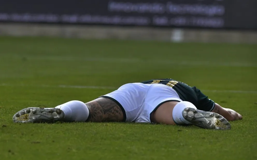 Algarañaz se lamenta en el piso por la posibilidad de gol perdida. Foto: APG