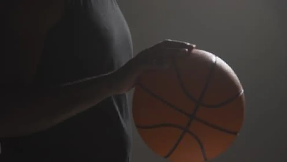 Una persona con un balón de básquet. Foto: Fiscalía Departamental de Beni (referencial)