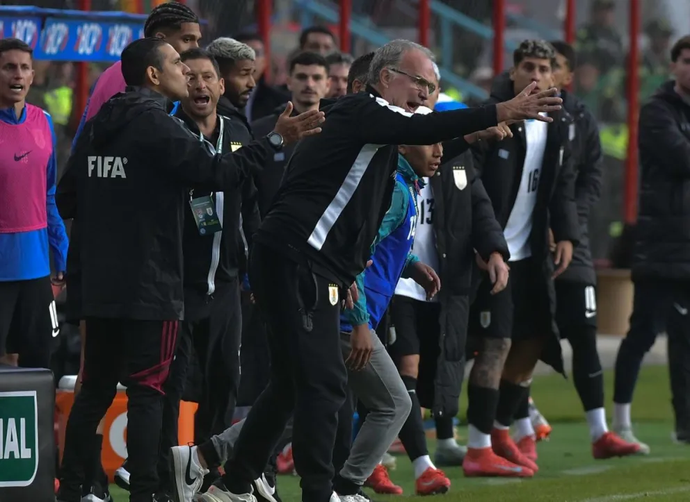Marcelo Bielsa da instrucciones a los jugadores uruguayos en los minutos finales. Foto: APG