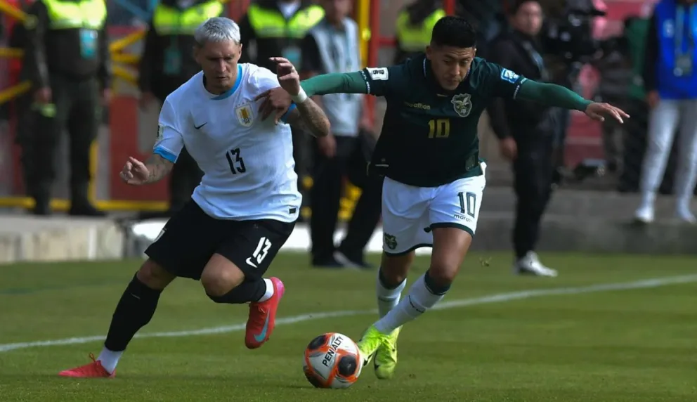 Vaca (der.) supera la marca del uruguayo Guillermo Varela. Foto: APG.