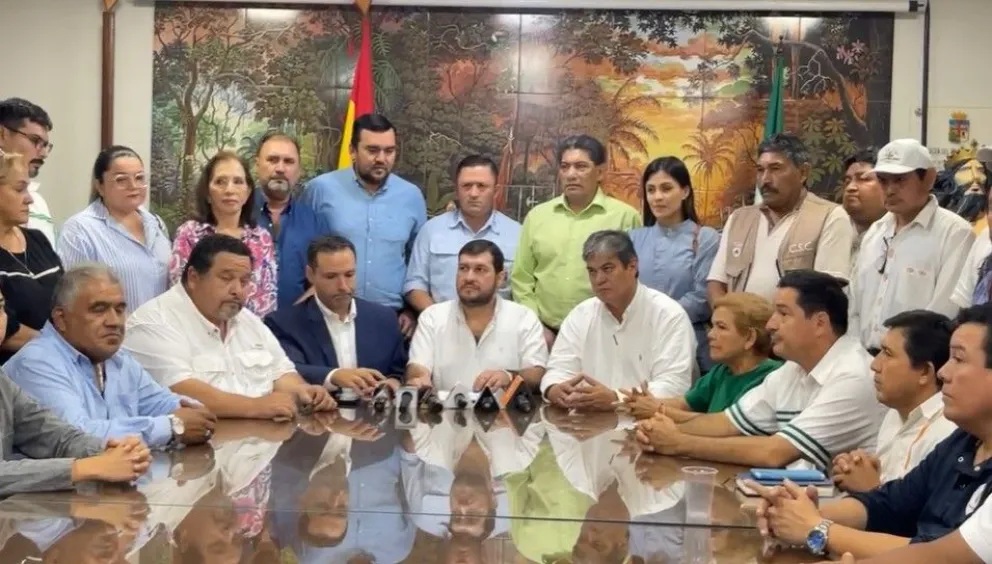 Cívicos y representantes de los municipios dan a conocer las conclusiones de su reunión. Foto: captura