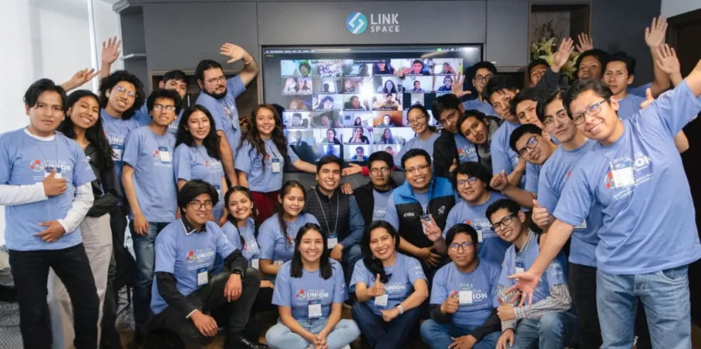 Un grupo de los jóvenes seleccionados para el curso intensivo de emprendedores. Foto: Banco Unión