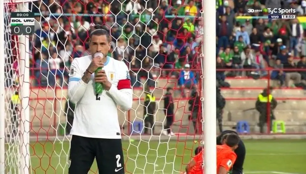 Giménez , el momento que le pasaron un tubo de oxigeno en pleno partido. Foto: TyC