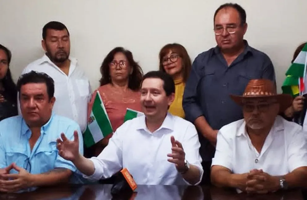 José Carlos Sánchez Verazaín, líder del Frente Conservador Boliviano (centro). Foto: Erbol