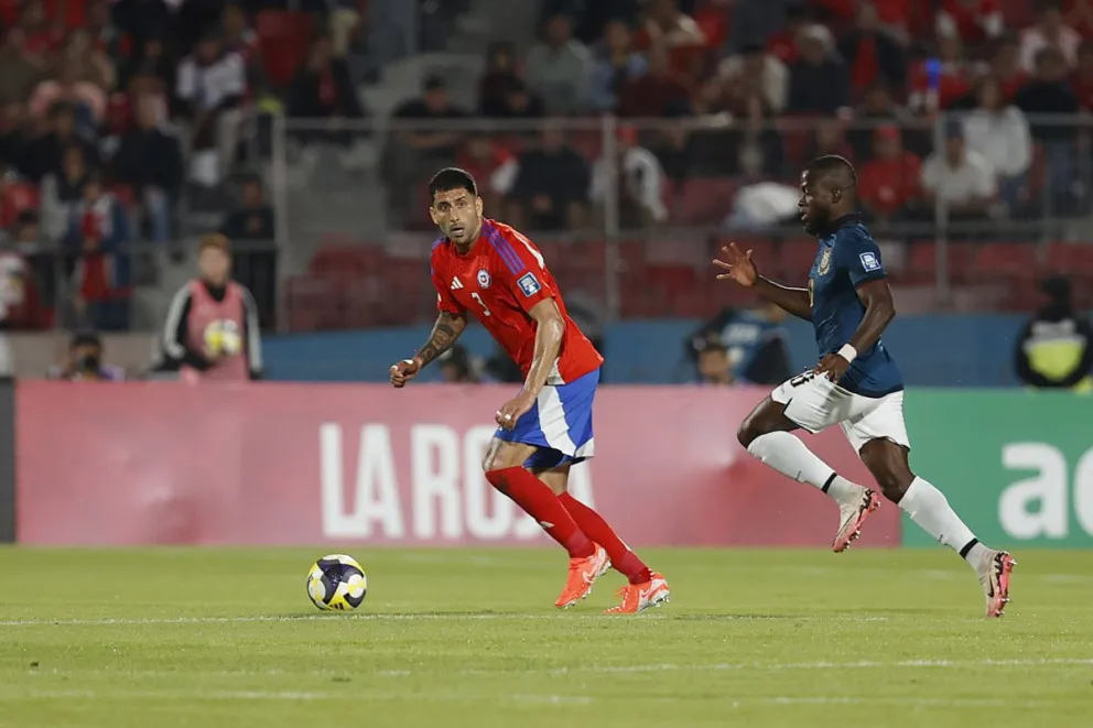 El chileno Guillermo Maripán se apresta a rechazar la pelota marcado por el ecuatoriano Enner Valencia. Foto: Selección Chilena