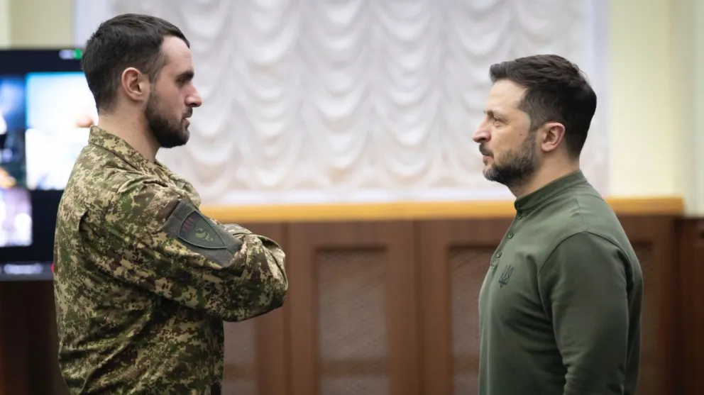  Zelenski con un miembro de la Guardia Nacional. Foto: @ZelenskyyUa