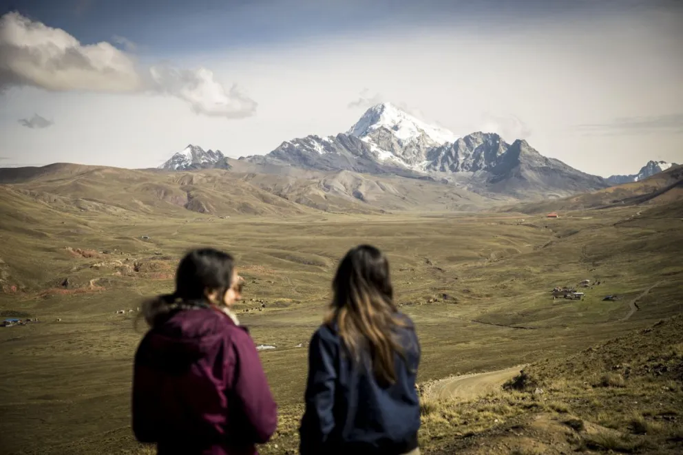 Dos personas observando el paisaje en el monte nevado Huayna Potosí, en El Alto (Bolivia). Foto: EFE