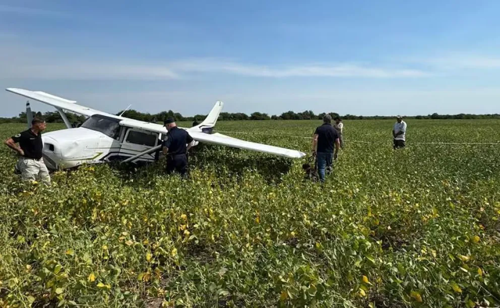 La avioneta que fue abandona en una localidad de la ciudad de Rosario. Foto: La Nación