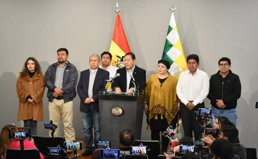 Arce, en contacto con la prensa, informa sobre la declaratoria, este miércoles. Foto: APG  