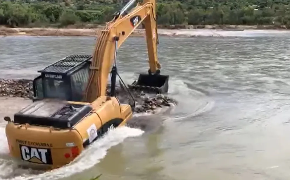 Maquinaria pesada en el municipio de Omereque, en Cochabamba, para atender el desborde un río. Foto: Captura de video