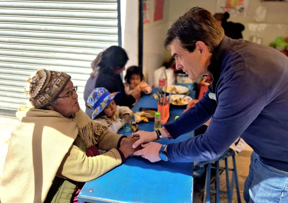Paz conversa con una señora en Oruro. 