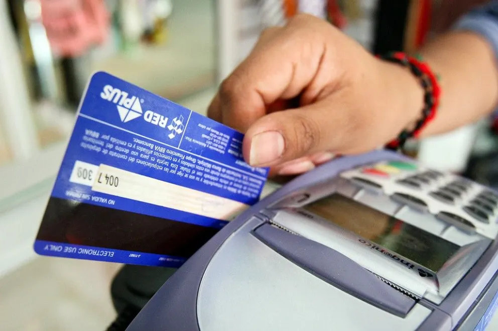 Desde este mes rigen nuevas comisiones variables para transacciones en el exterior, por montos encima de $us 100, según ASFI