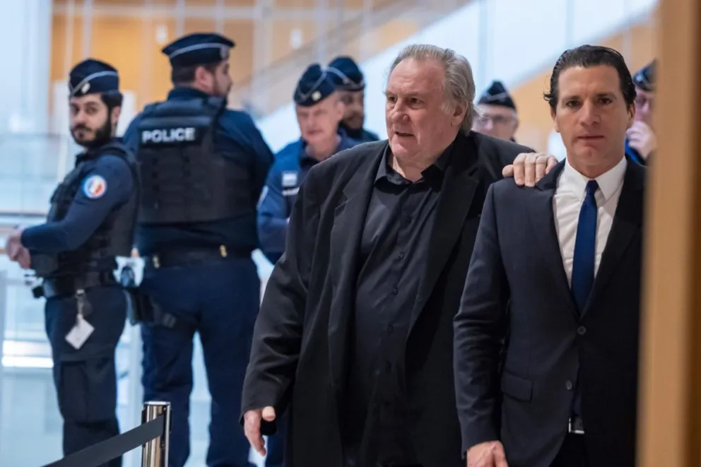 Gerard Depardieu en un juzgado, tras ser acusado por por cargos de agresión sexual contra dos mujeres. Foto: EFE