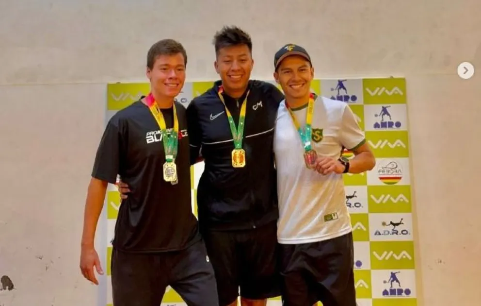 Moscoso (centro) con Keller y Mercado, el podio masculino del torneo de Oruro. Foto: Conrrado Moscoso.