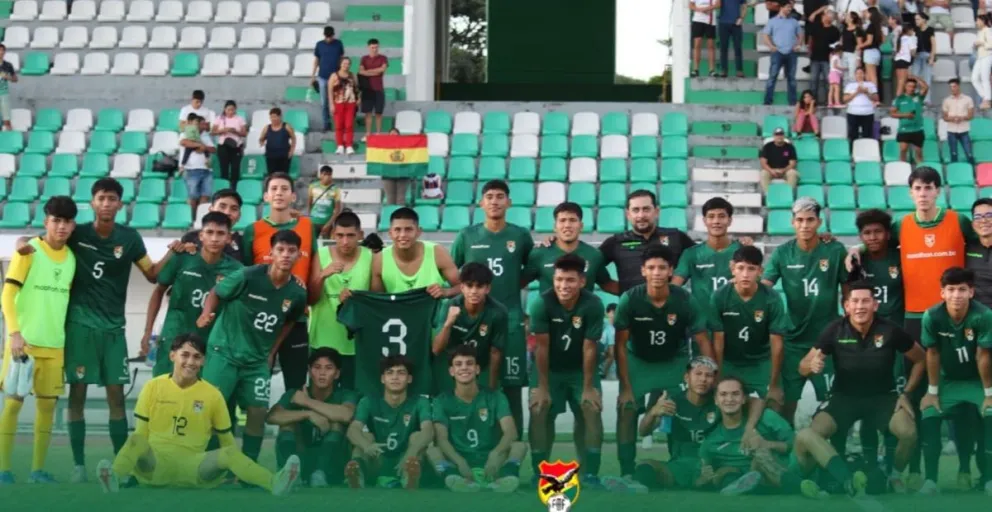 Jugadores y cuerpo técnico de la Selección Sub-17 después de un partido de preparación. Foto: FBF