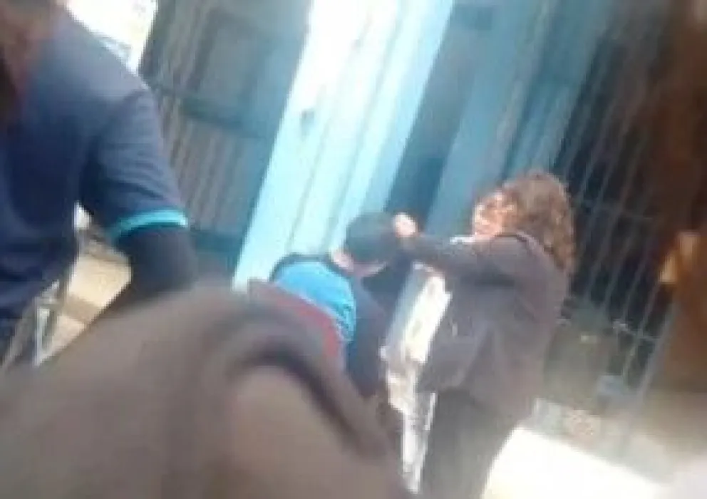 La directora cuando corta el cabello a un estudiante. Foto: Red Uno